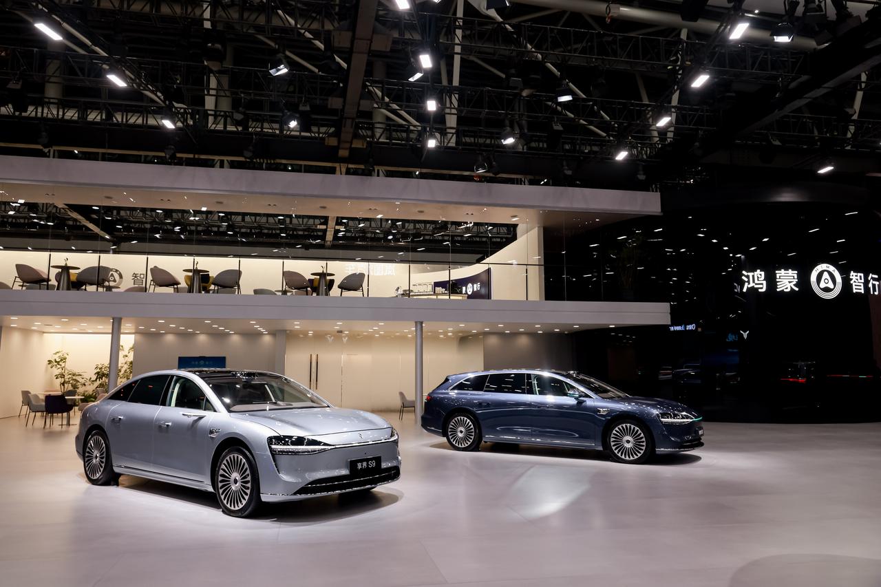 广州车展如火如荼，享界品牌携旗舰9系双车——新款享界S9与享界S9T强势登场，成