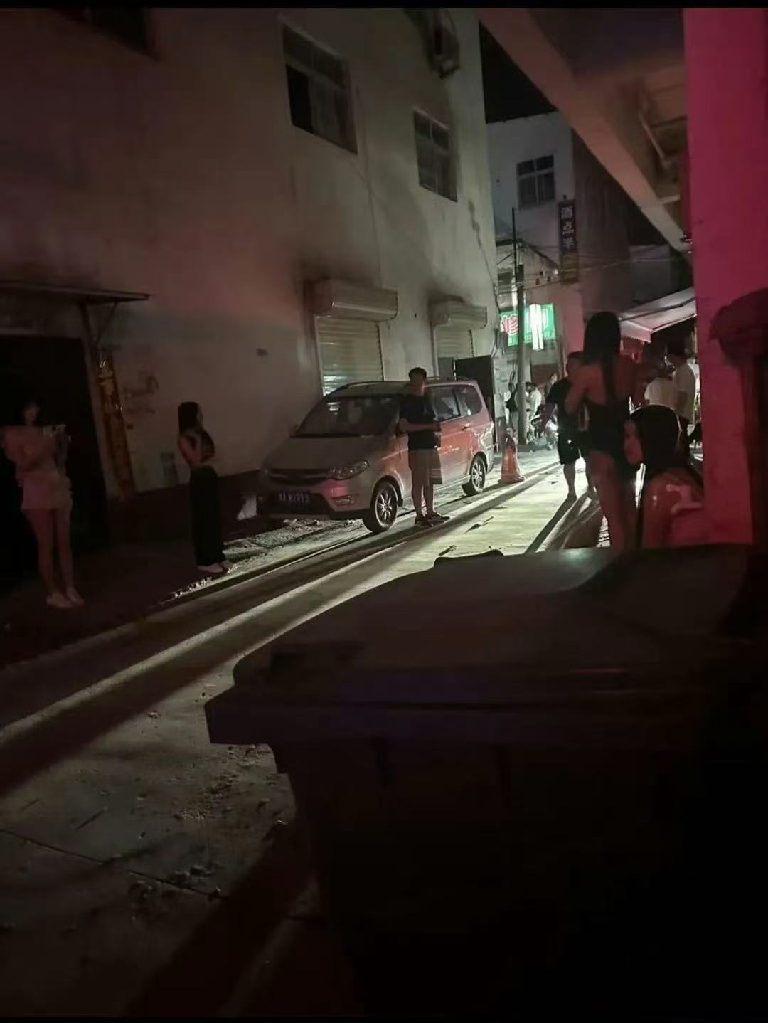 夜晚的小巷子人是真的多