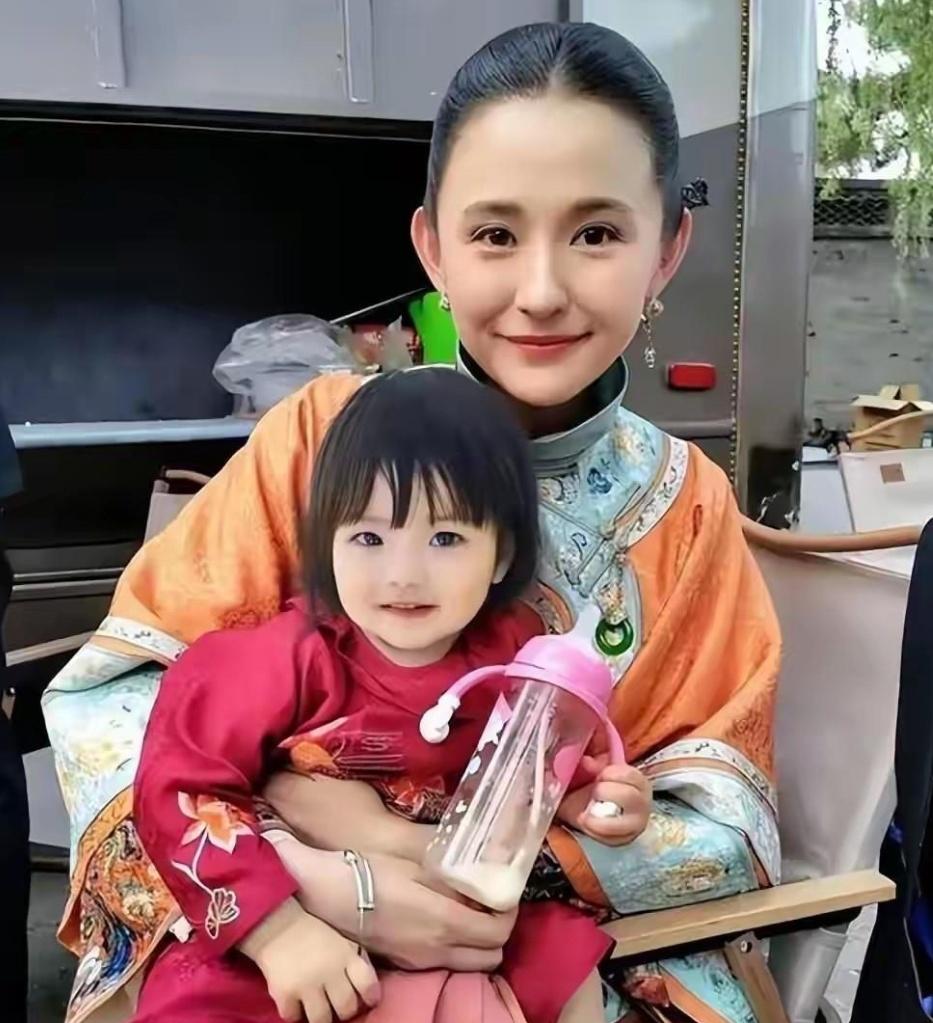 本以为热依扎就是个演戏挺拼的女演员，没想到她背后扛着这么重的故事！重度抑