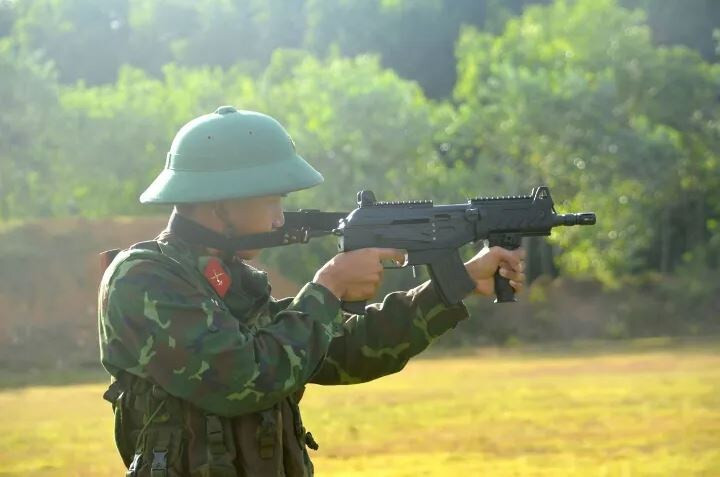 烽火问鼎计划每天认识一件兵器越南STV-215CG短突击步枪（其中“CG”是越
