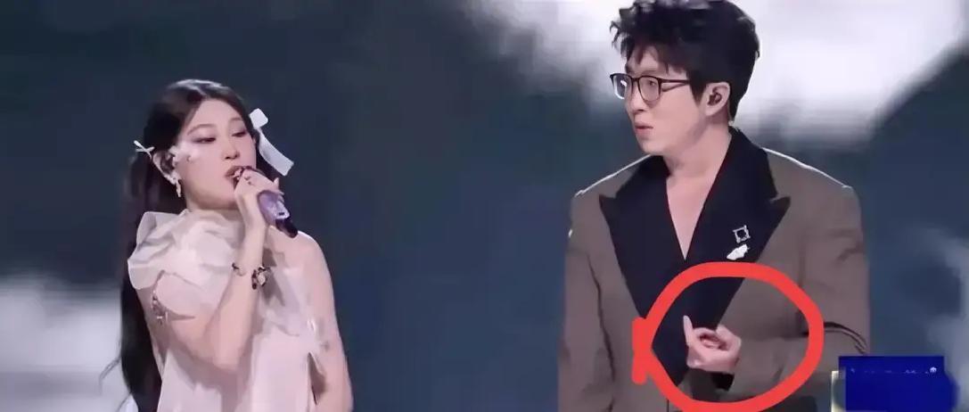 毛不易和沈佳润刚开口还挺稳，唱到副歌那小子突然上头，一个箭步冲到台口，手舞足蹈像