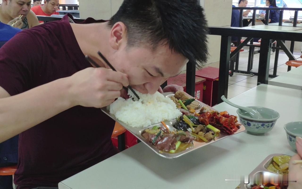 四川话“牢食”是什么意思？我们先来看一个句话:那个人吃饭好牢食哦，就好像有人要