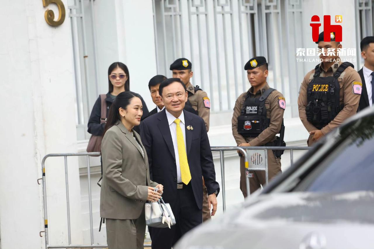 他信不仅没有躲避，反而在女儿佩通坦的陪同下早早的留到了泰国最高法院，聆听最高法院