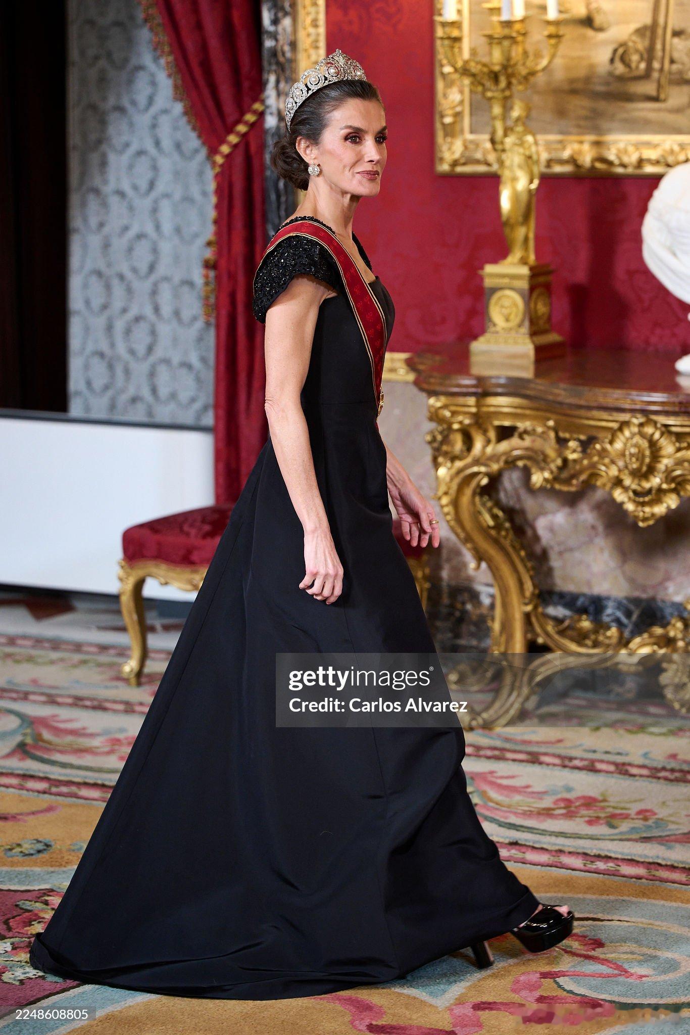 老照片回顾2018年葡萄牙国事访问西班牙晚宴上，西班牙王后莱蒂齐亚第一次解锁卡