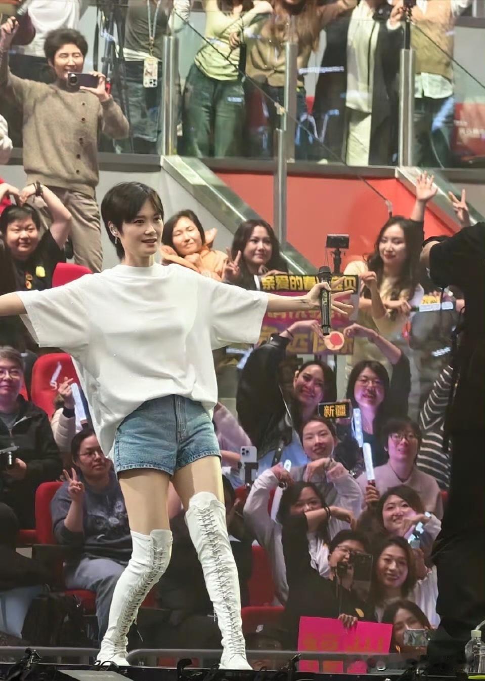 李宇春让重庆文旅意外收获了一份大礼。不是因为她盛大的演唱会一票难求和因为歌