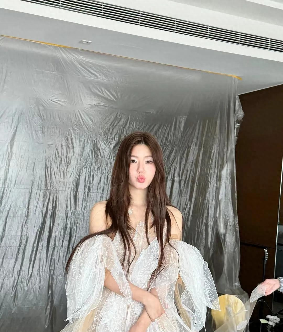 赵露思透视纱裙若隐若现，真的好美