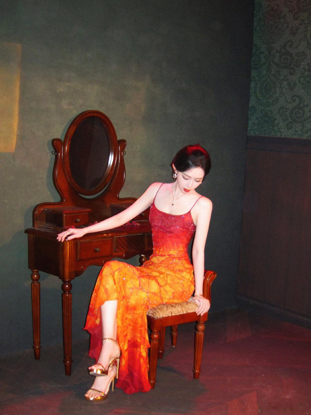 孟子义腿还在疼一句“疼～”喊出了多少粉丝的心疼，星光大赏的意外太猝不及防，姐姐