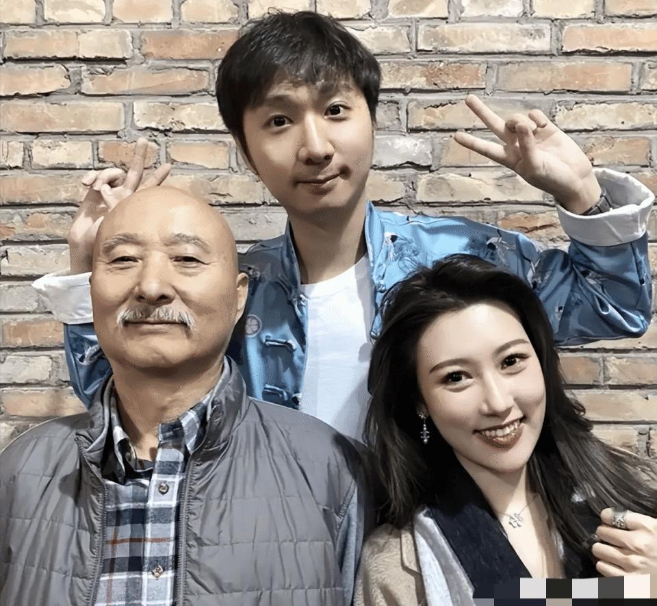 陈佩斯、陈强、陈大愚祖孙三代合影，全家人共用一张脸。