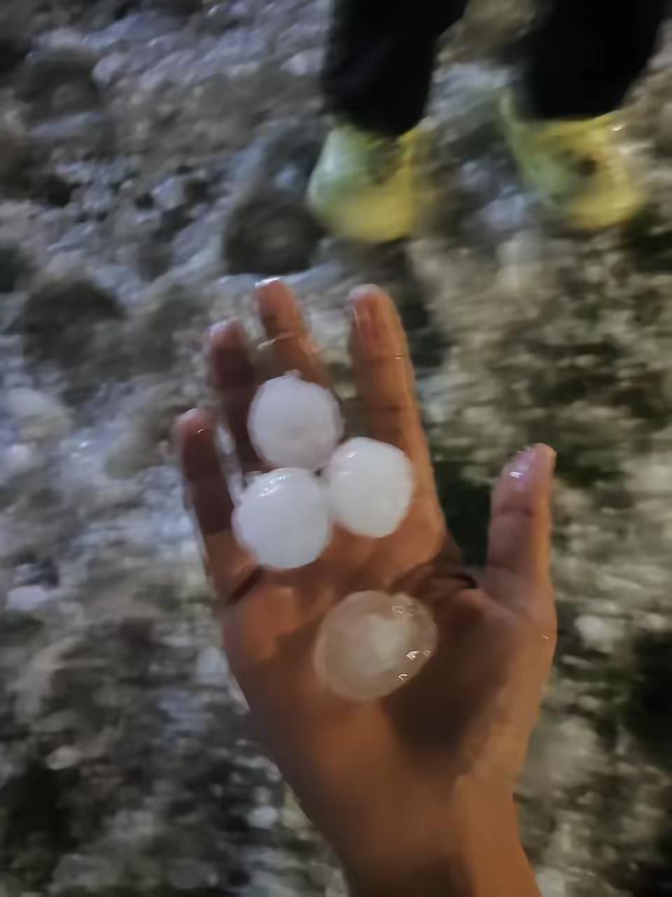 这是西安昨晚的冰雹右边图是西安一二手市场的二手车这么大的冰雹应该会把车砸出痕
