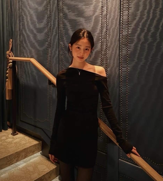20岁的黄多多真是太有女人味了黄磊的女儿黄多多晒出最新照片，身穿黑色斜露肩裙装