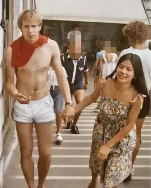 1979年，20岁的翁美玲和荷兰男友Rob逛街时被拍下了一张照片，照片中的她笑得