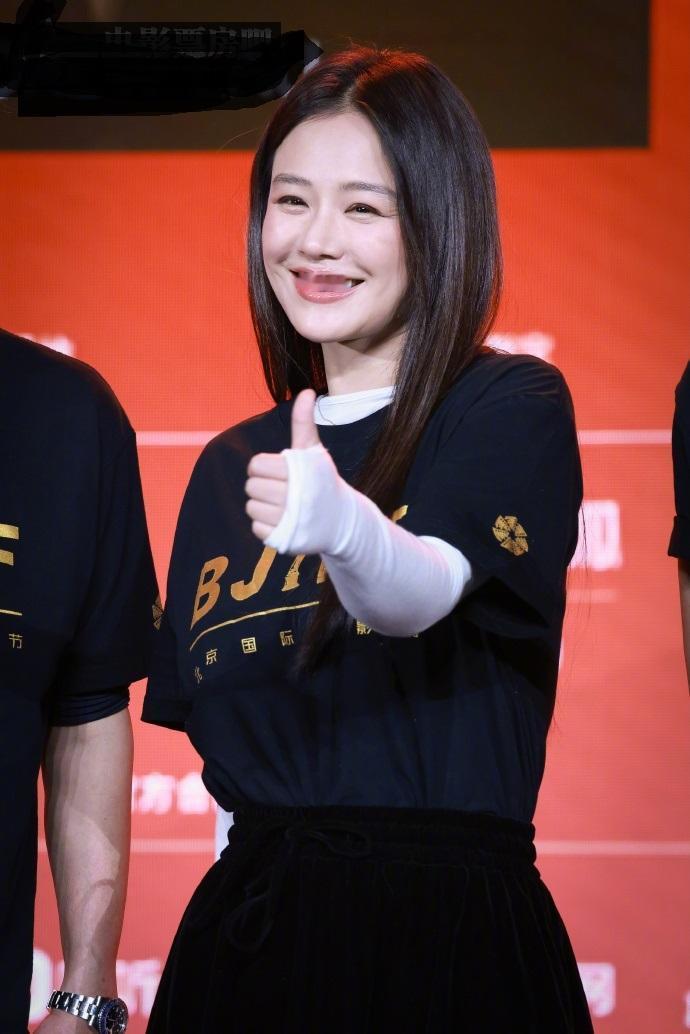 今天马思纯在北京出席电影节，她这次搭配的很简洁，不过整体搭配效果很出彩。她里