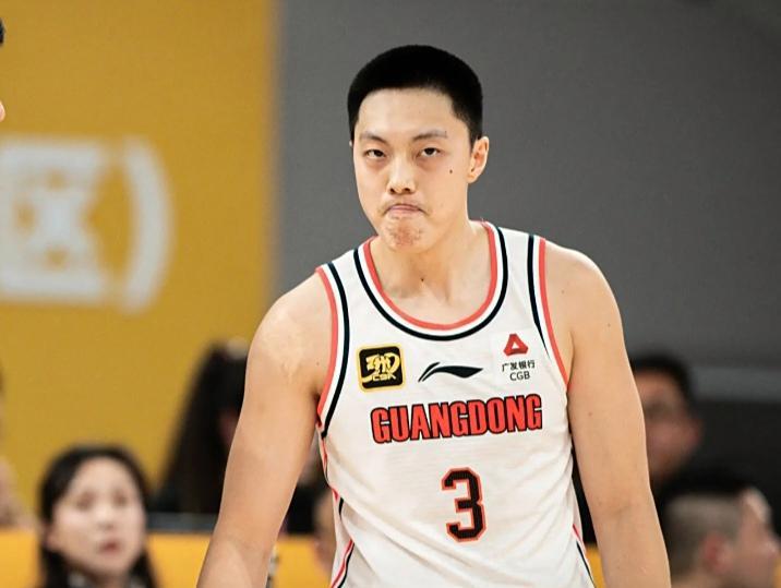 胡明轩太无私了！与沙特男篮的比赛中，胡明轩上场29分钟，全场出手4次拿下2分1
