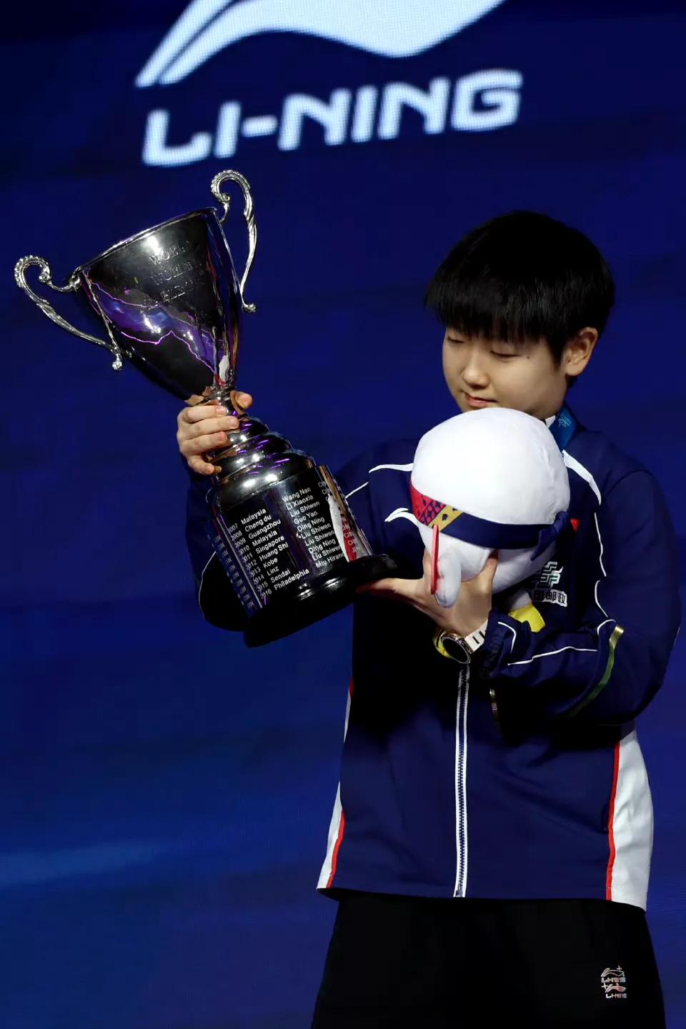 孙颖莎三连冠创造了历史！她找奖杯上面有没有自己名字，像以前一样仔细和开心，