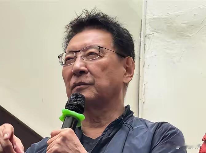 赵少康急了，趣少康在节目中说，不是说中国人不打中国人吗？​​​谈什么动用武力呢？