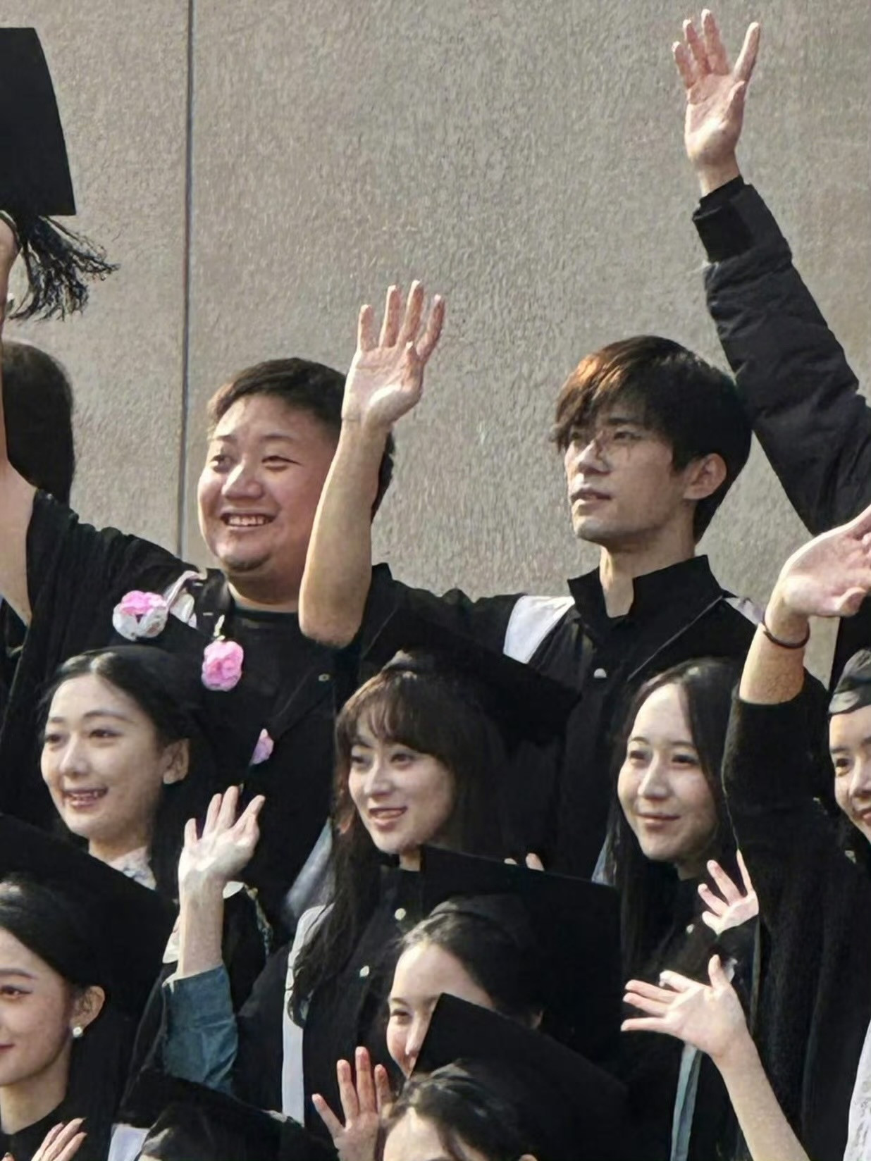 穿学士服拍毕业照的易烊千玺[赞]毕业快乐！易烊千玺参加补办毕业典礼​​​