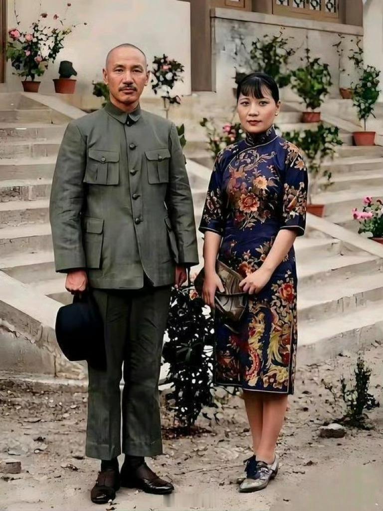 1934年，47岁的蒋中正与37岁的宋美龄在南京的罕见合影，真实样貌！​​​