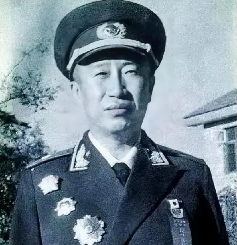 1955年，彭老总怒气冲冲地找到毛主席，一进门，他就激动地说：“司令员当元帅，参