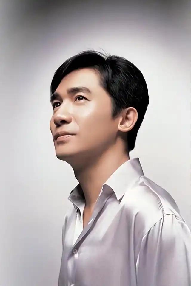 梁朝伟接受新加坡媒体采访时，与记者来了一场快问快答：记者：你的偶像是谁？梁