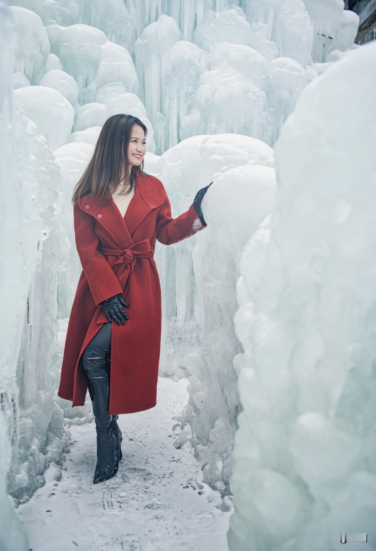 女人如何穿出含蓄的性感?红色大衣简直是女人含蓄性感的秘密武器！在冬日，它浪漫又喜