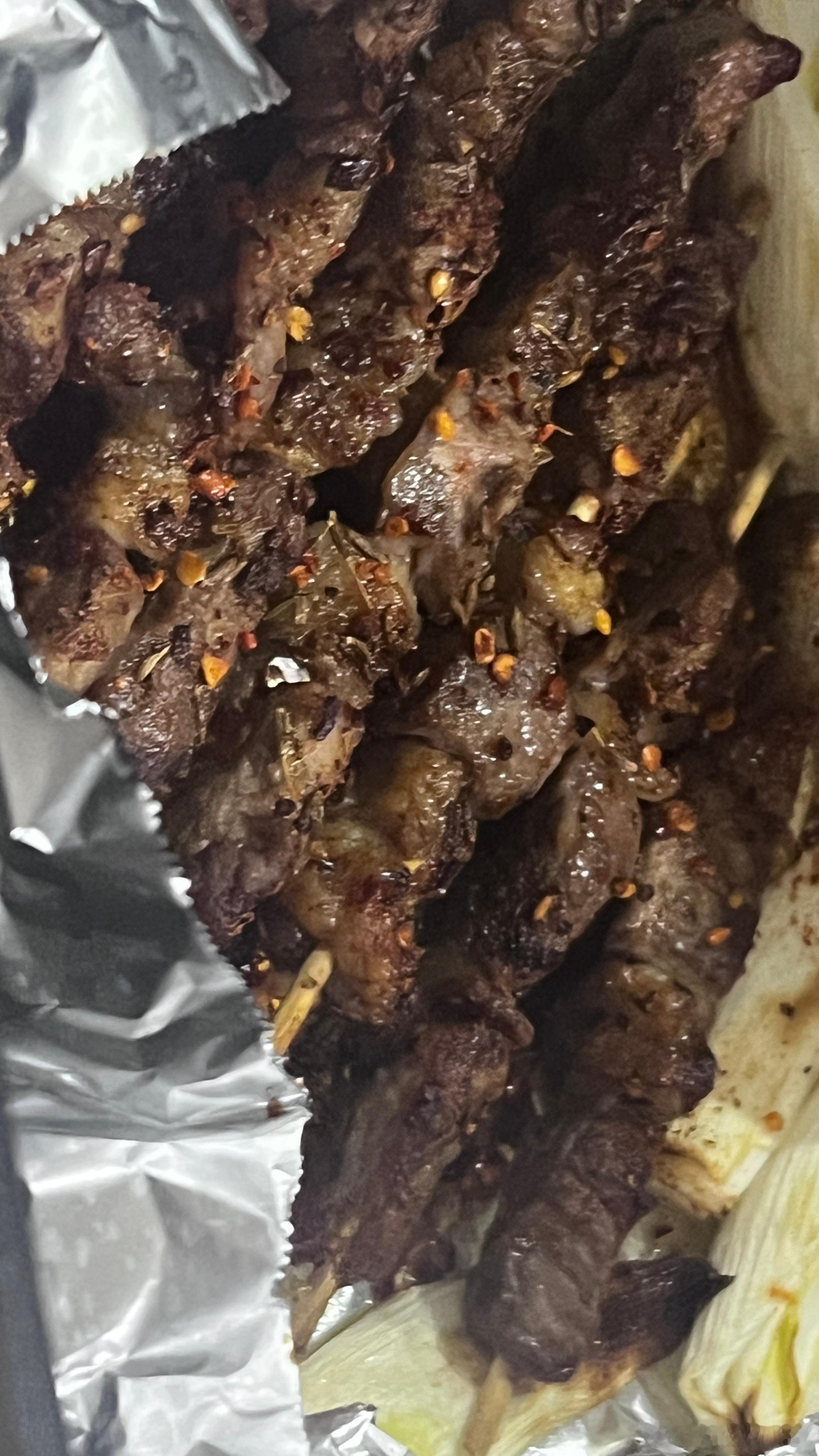 我说白了，晚上找了一盒羊肉串烤了一下发现这一冰箱蜡鱼腊肉谁要我送了腊肉​​​