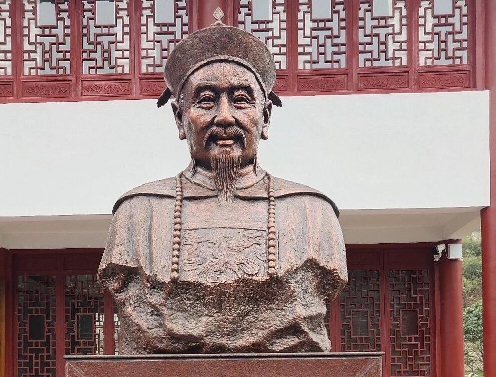 1789年，乾隆因嫌一考生容貌丑陋，竟当场出上联羞辱：“独眼不能登金榜。”朝堂之