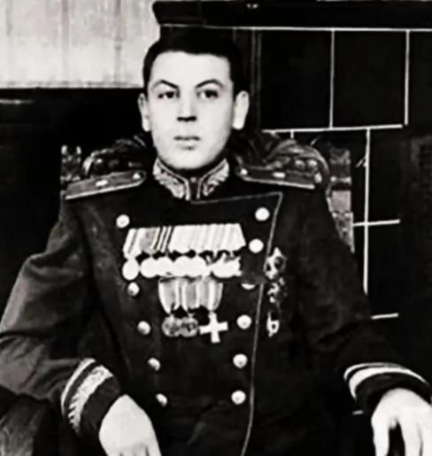 1953年3月5日，苏联铁腕领袖斯大林去世。仅仅21天后，失去斯大林庇护的儿子瓦