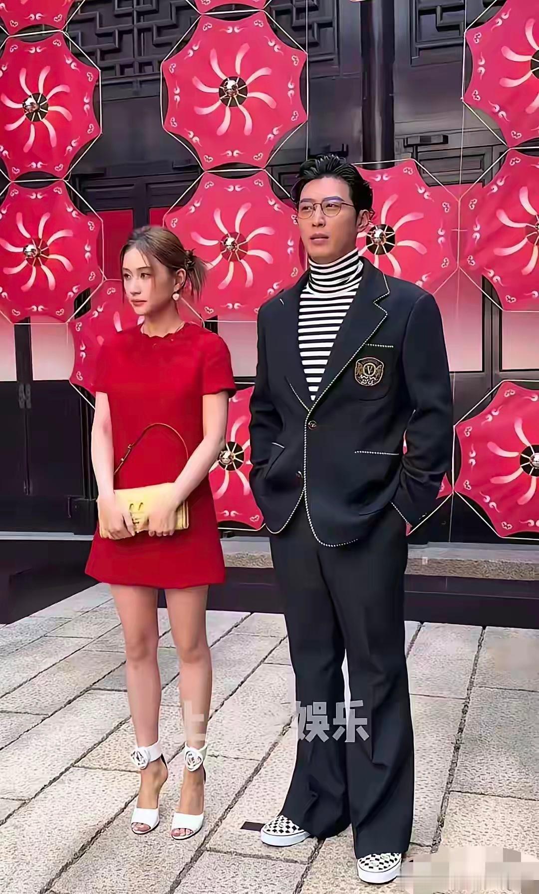 两个人到底有没有离婚，看俩的眼神，肢体接触，说明了一切！既然答应一起出席活动，真