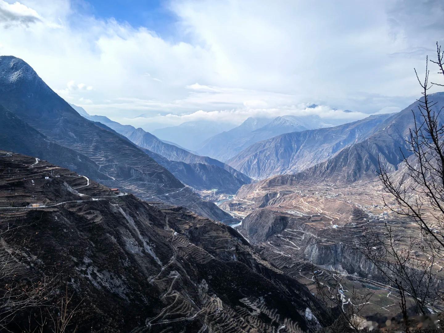 川内周末游汶川萝卜寨，成都可1日往返这里是可以看到雪山的云上村落，被誉为“云