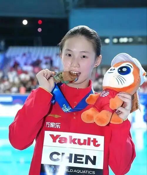 长久以来，大众默认女子十米跳台是天才少女的赛场。选手大多依靠年少轻盈的身体条件取