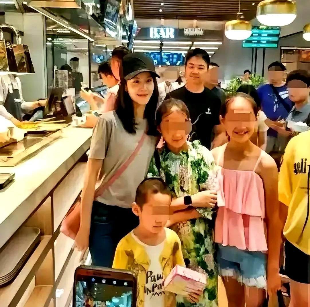 刘强东张泽天领着儿女到超市购物。刘强东在后头跟着，两手插兜走得那叫一个带劲儿