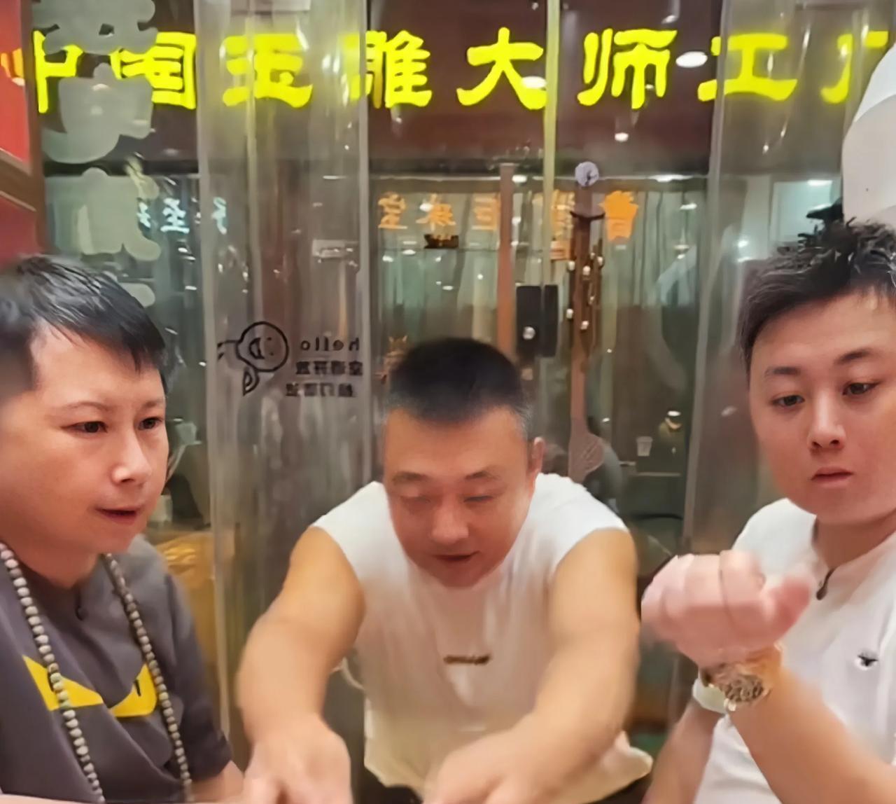 终于知道何云伟，为啥要进入到体制内了，原来上班时间能直播带货曾经何云伟是德云社