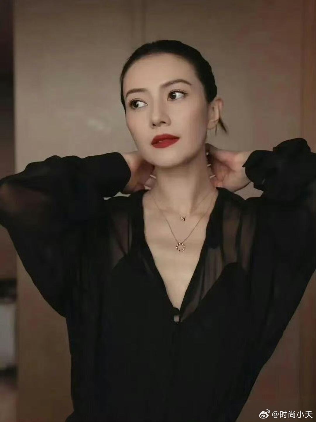 高圆圆穿黑色透视装，也不能吸引我目光朝下。这脸真的好权威