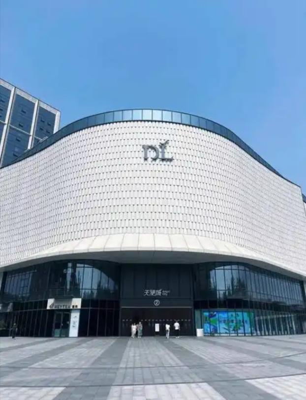 以为胖东来房东贪得无厌？别被带节奏了！算笔账：2.3万平一年2400万，每平每天