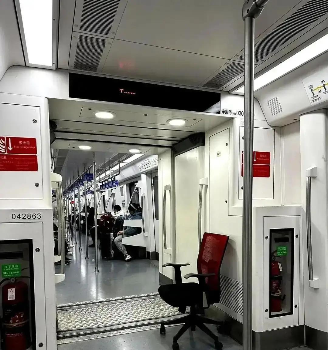 刷到一条“地铁搞了个错位座位车厢”的短视频，画面里大哥拎着公文包原地转圈，愣是没