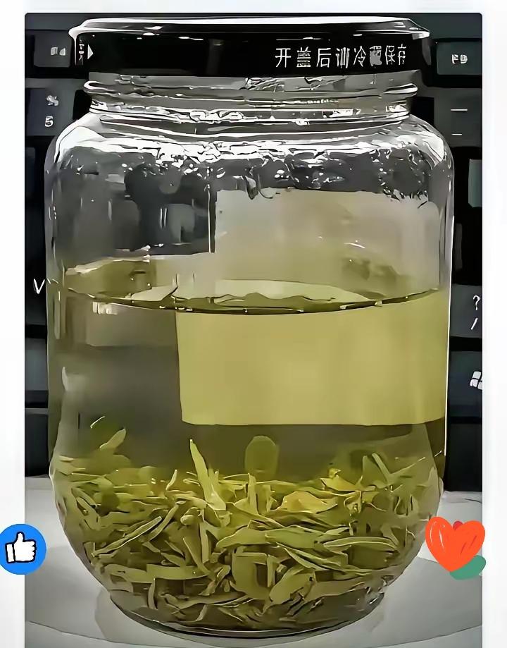 公司有个男同事，平时总爱用罐头瓶泡茶喝，私下里被大家议论纷纷，​遭到同事调侃：