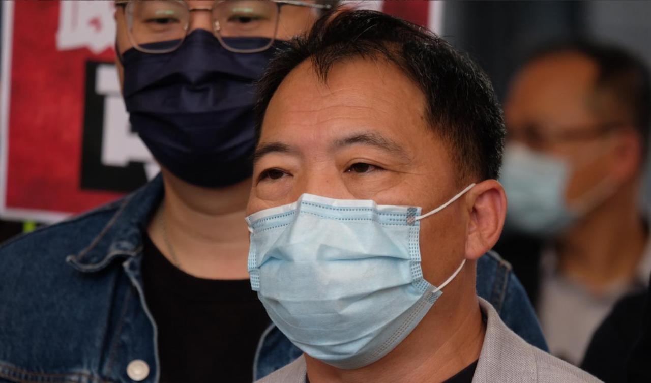 笑疯！乱港头目胡志伟蹲完监狱立即飞英国求“庇护”，谁知一下飞机就被英方扣留且被告