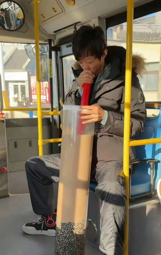 公交车上有个小哥哥喝的奶茶，这是有多馋?