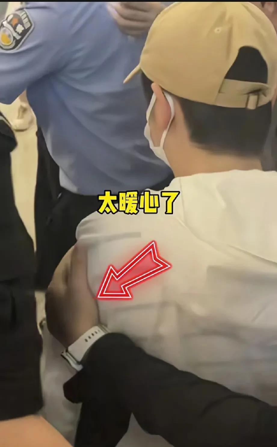 轻点抓我莎的手[呲牙笑]这个搂着她的手是男生还是女生看到周围有护卫我莎的人，心