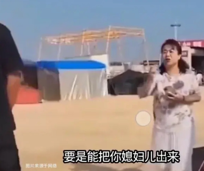 人在失去理智的情况下有多害怕。网曝一景区小伙在海边游玩时，与几个同在游玩的大妈