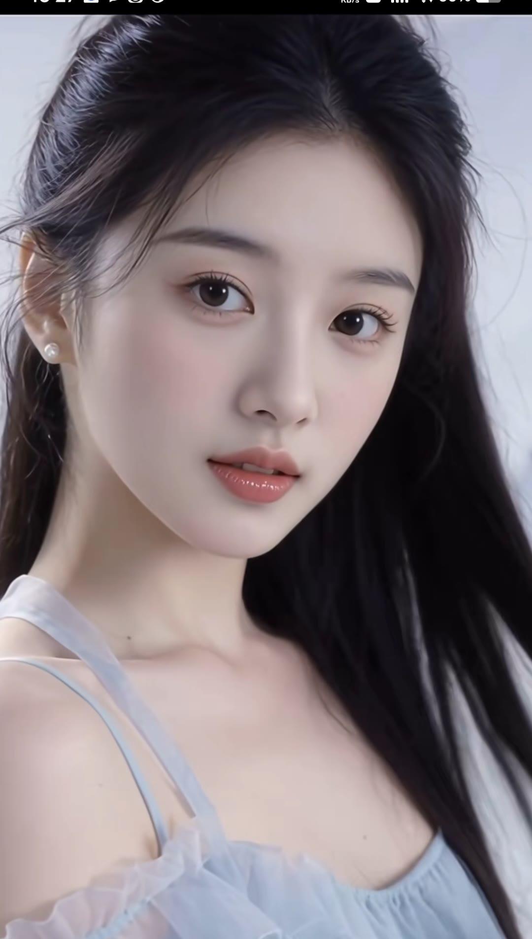 温柔甜美的少女，白皙肌肤，红润双唇，黑发飘逸，清新动人。
