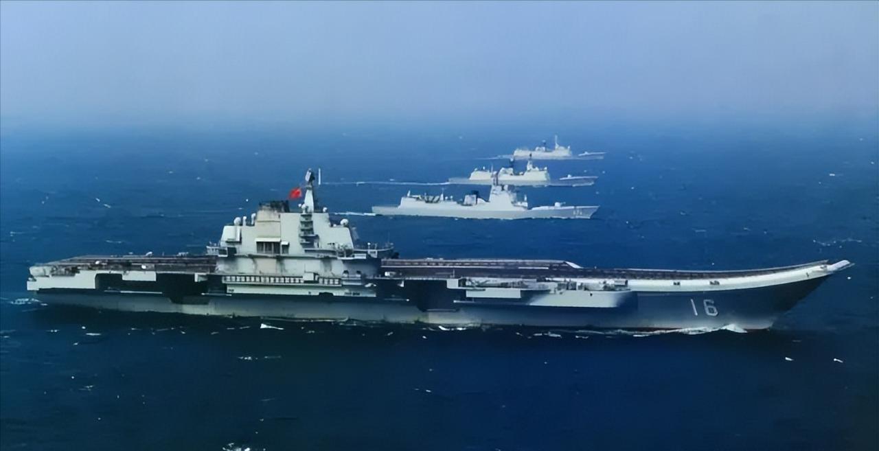 中国提前出手了！美日那边演习还没开锣，风头就让辽宁舰给抢了。10月14日，解