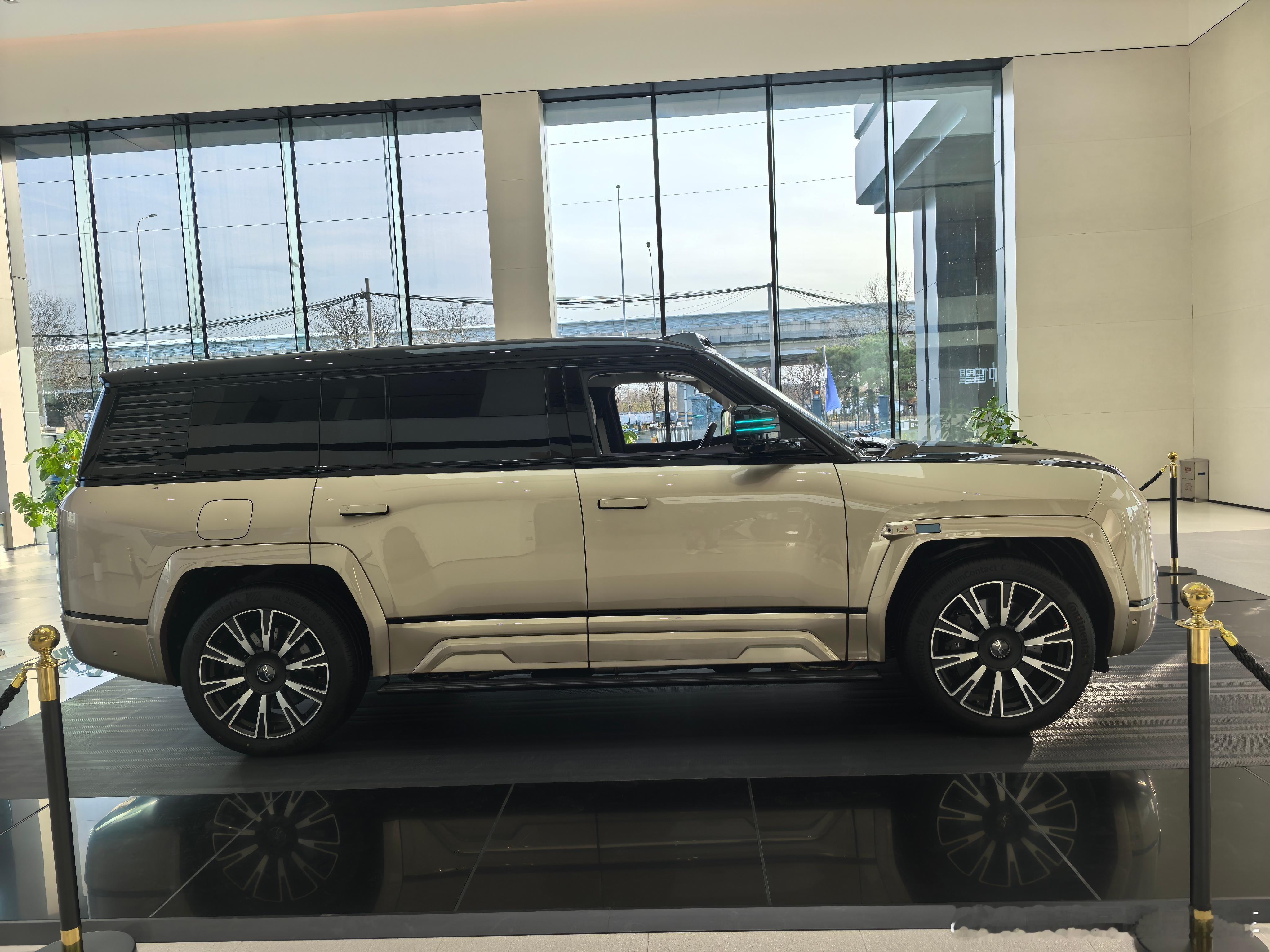 从侧面看仰望U8L，最有王者体态