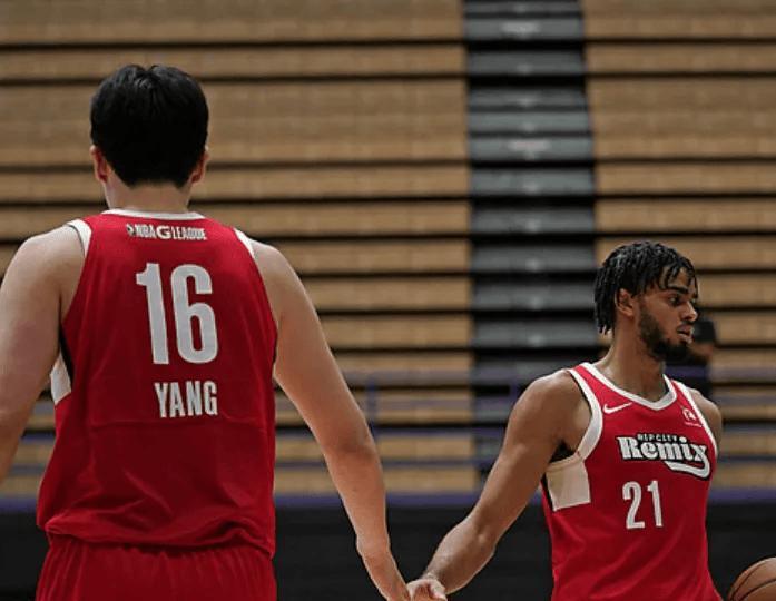 输球夜，他让美国记分牌刻上中文名字。杨瀚森用巴掌扇飞对手投篮，三场比赛场均2.