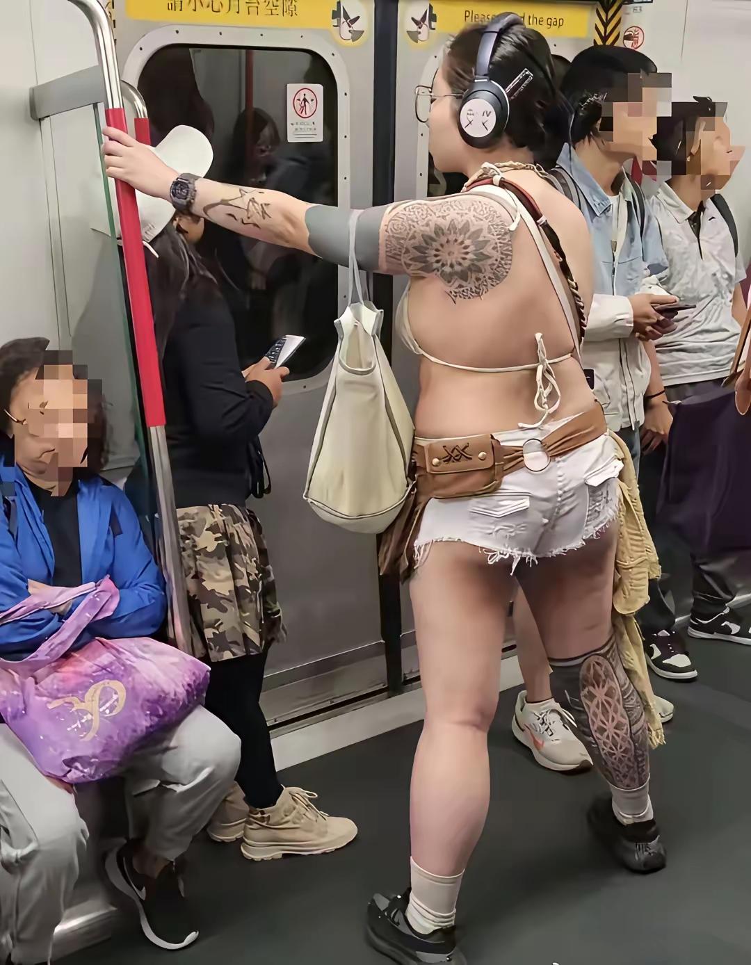 辣眼睛！地铁上女子，穿着太开放太清凉了吧？某地铁车厢，见一女子穿着清凉，她耳
