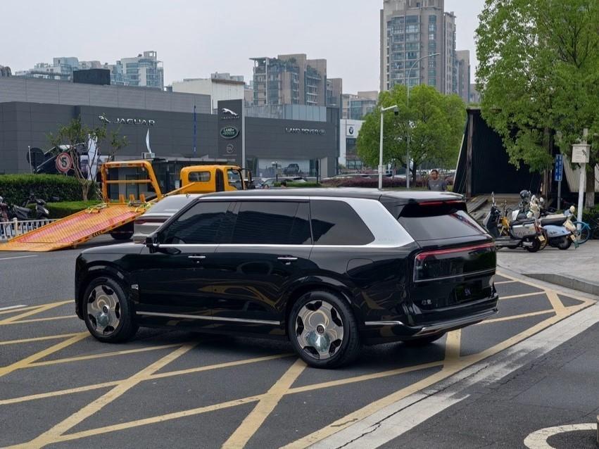 极氪9X实车现身街头近日，有网友拍摄到了极氪9X实车出街图片。与车展上灯光璀璨