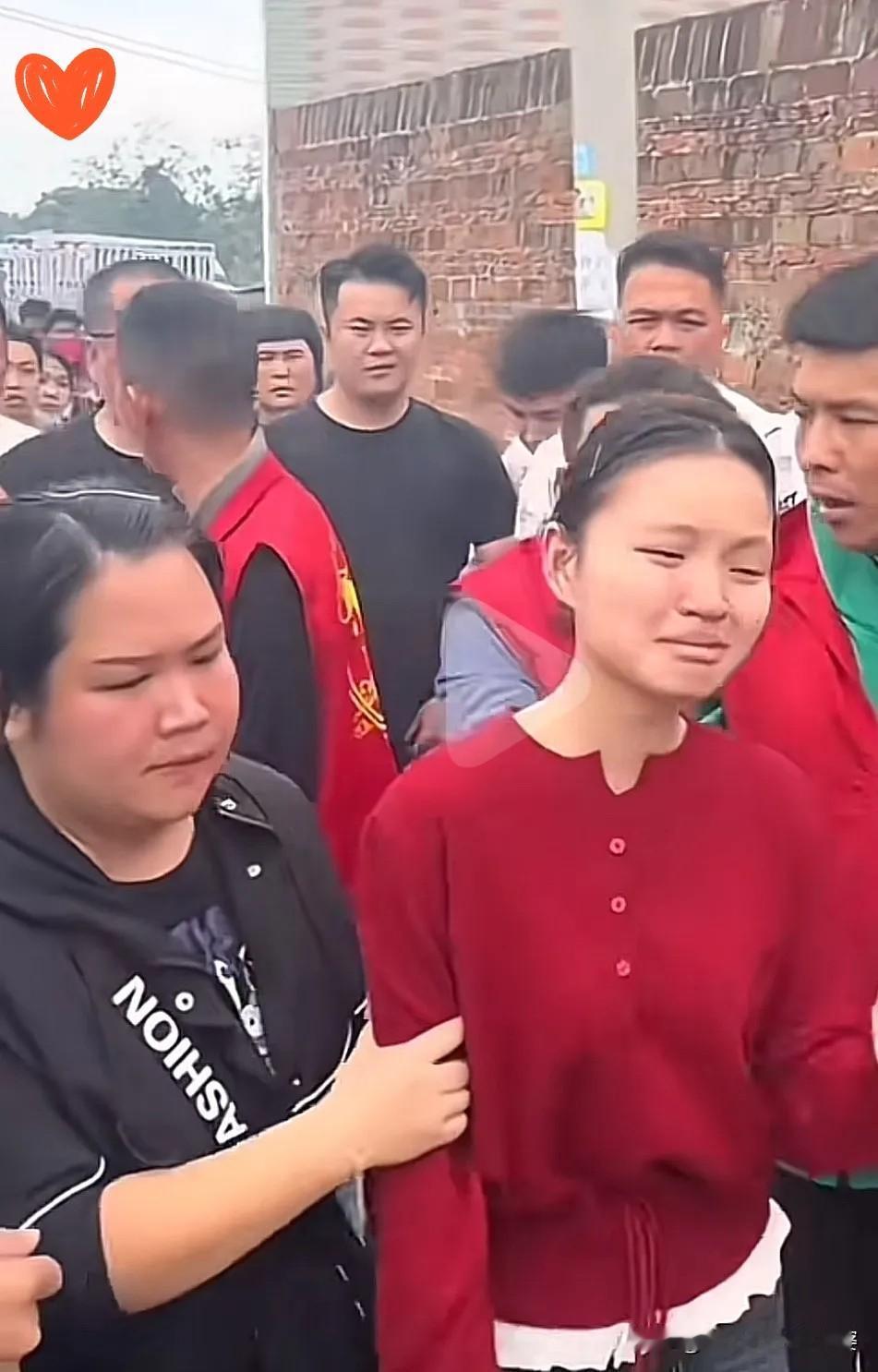 这小姑娘一句话，直接问到了人性最痛的根上！默默扛了十年香火，真心实意守着责任，