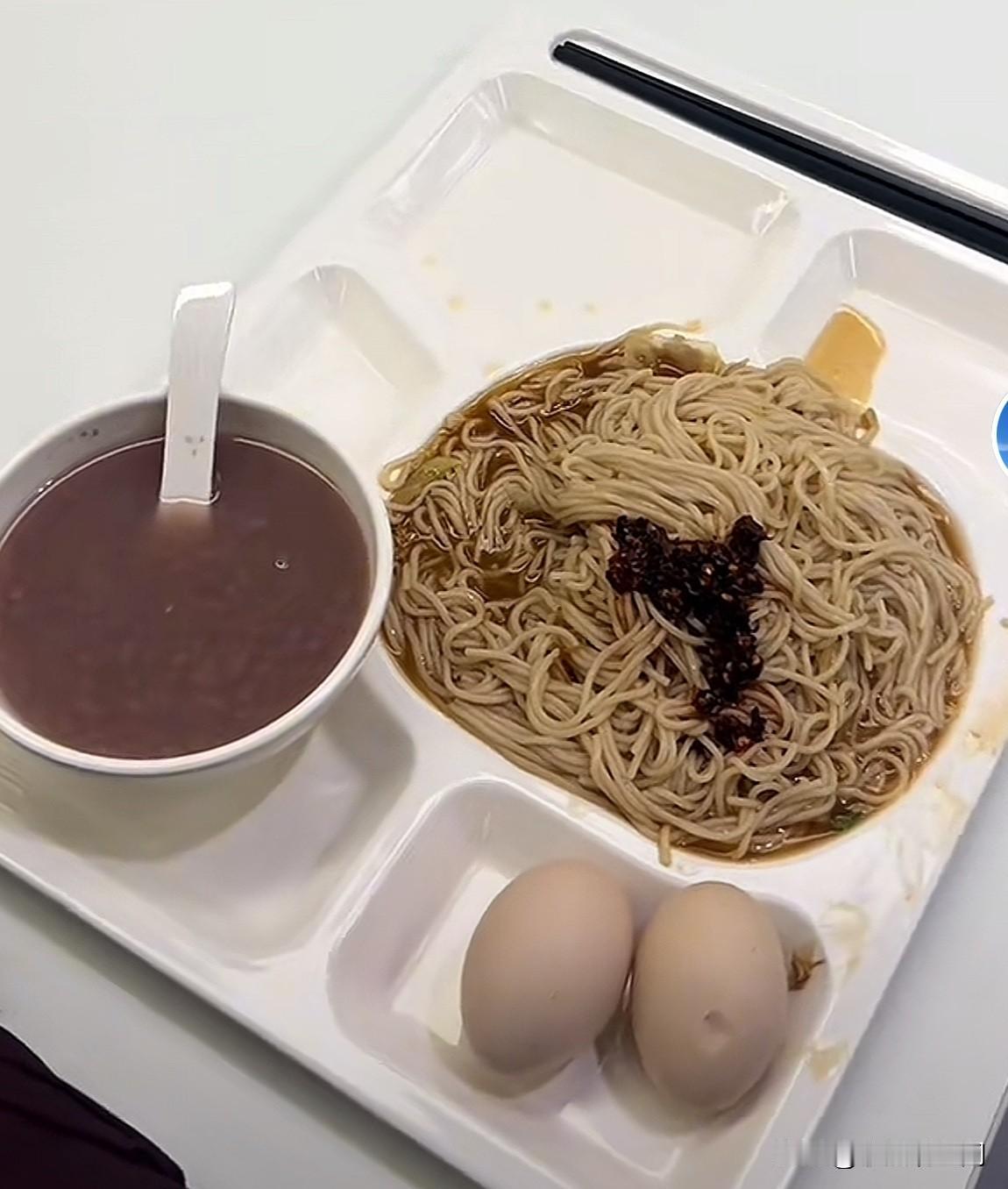 在某工厂刚下夜班，在食堂吃了一份这样的早餐4元钱，不仅有碳水，还有蛋白质，