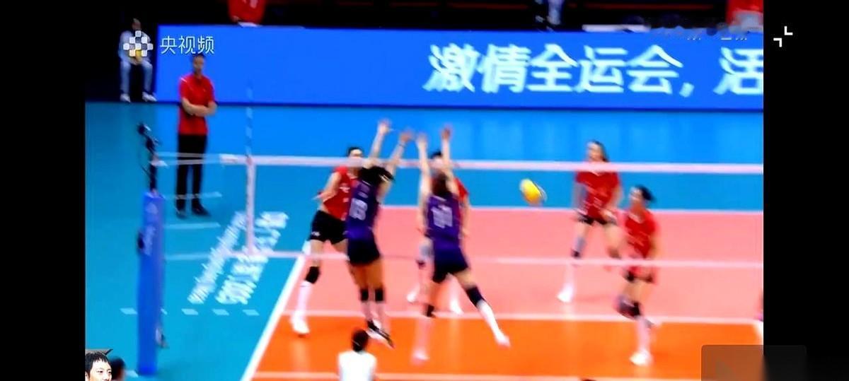 说句扎心的话，比赛还没开始，其实已经结束了。朱婷往那一站，你去看对面北京队那几