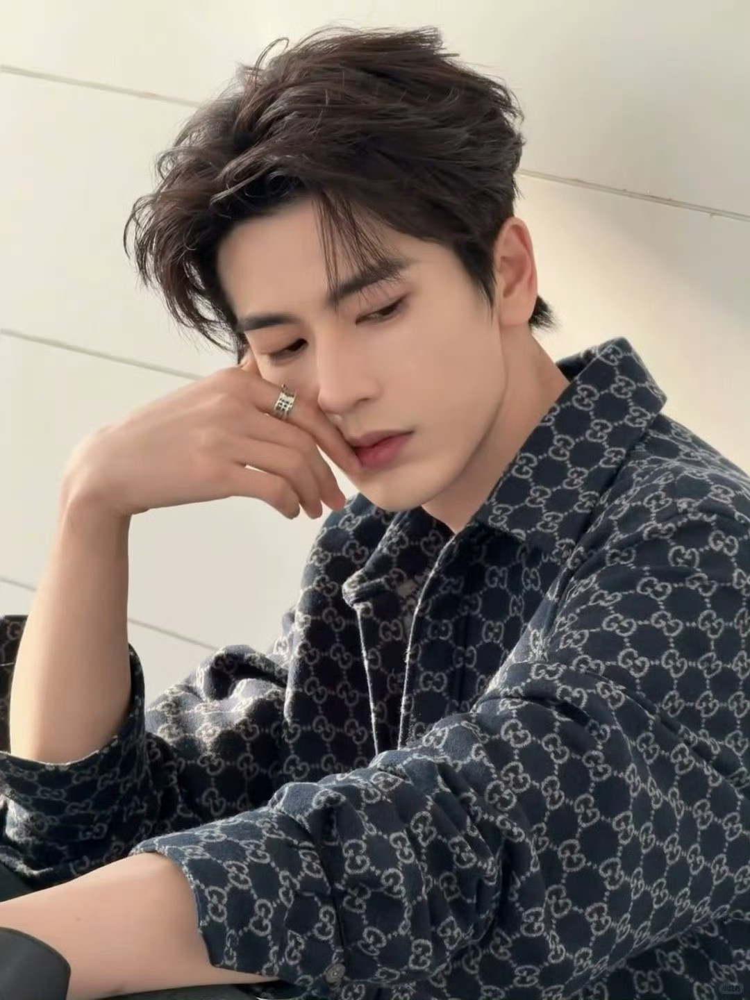 论帅气，张凌赫这张脸在内🐟无敌了吧